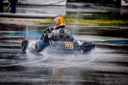 Conquista la Pista Mojada: 7 Consejos Clave para Dominar el Karting en Lluvia